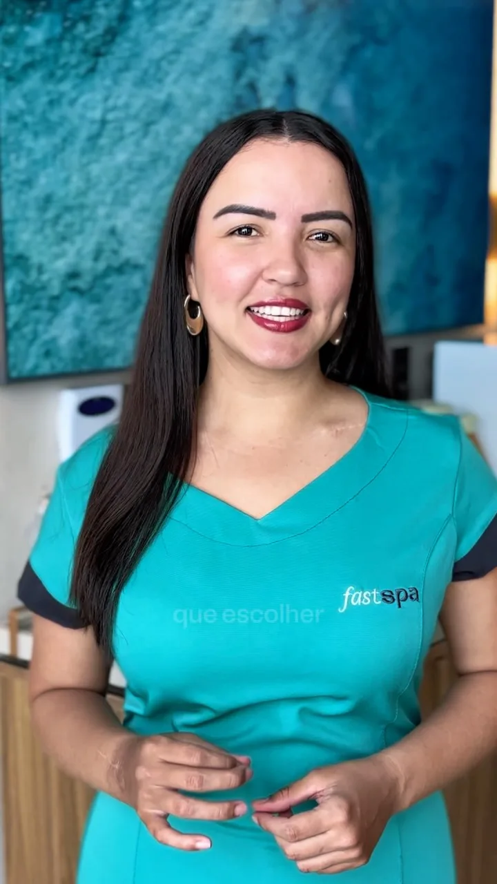 Cliente saindo do Fast Spa com uma sacola da marca